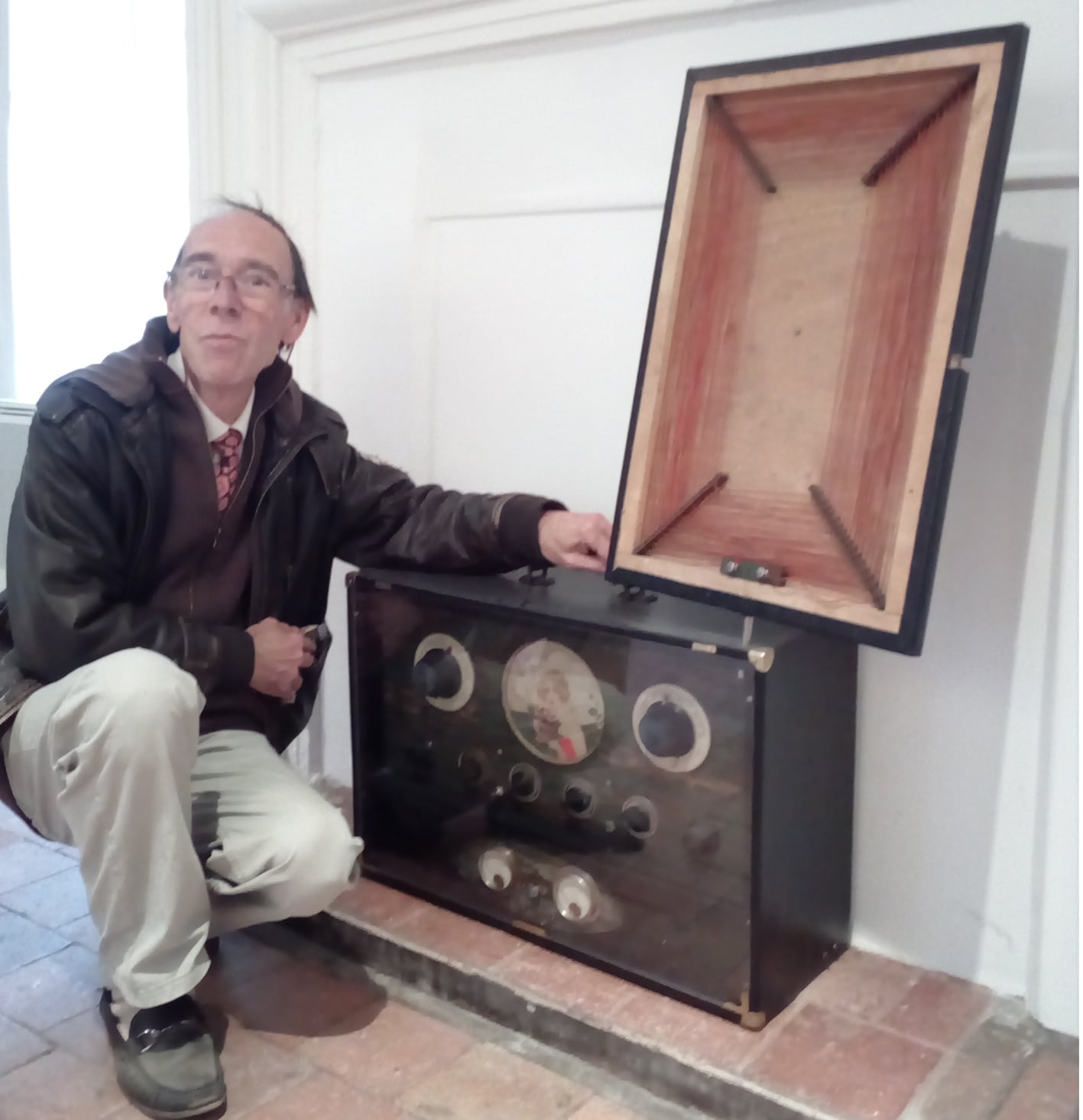 Daniel Lesueur devant une radio portable vintage